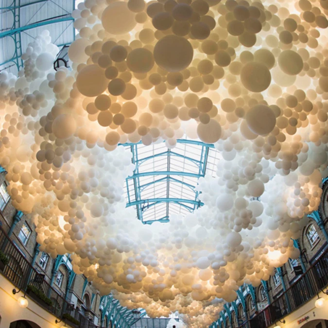 10萬白氣球魔幻妝點 英國古蹟柯芬園白雲朵朵飄
