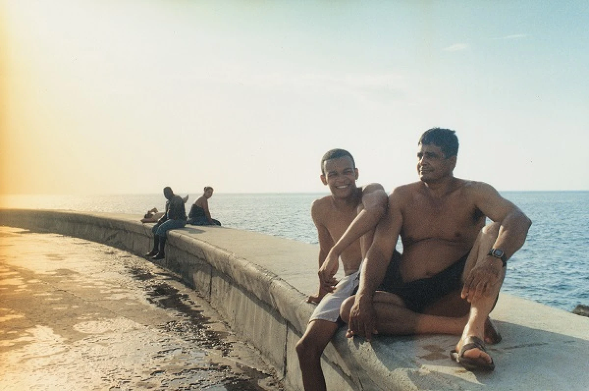文青女神陳綺貞用底片紀錄哈瓦那的溫度─《背對哈瓦那》攝影集上市