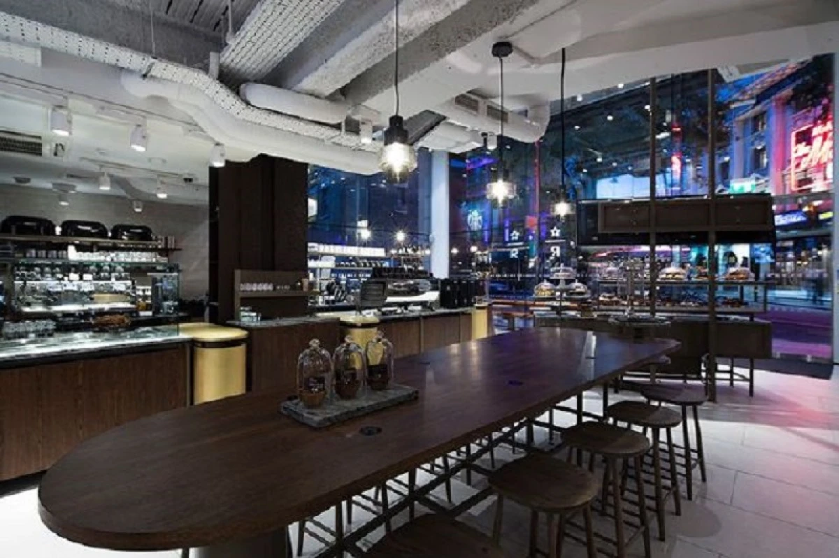 混搭工業風,能用餐又能品酒,最潮的星巴克在倫敦!