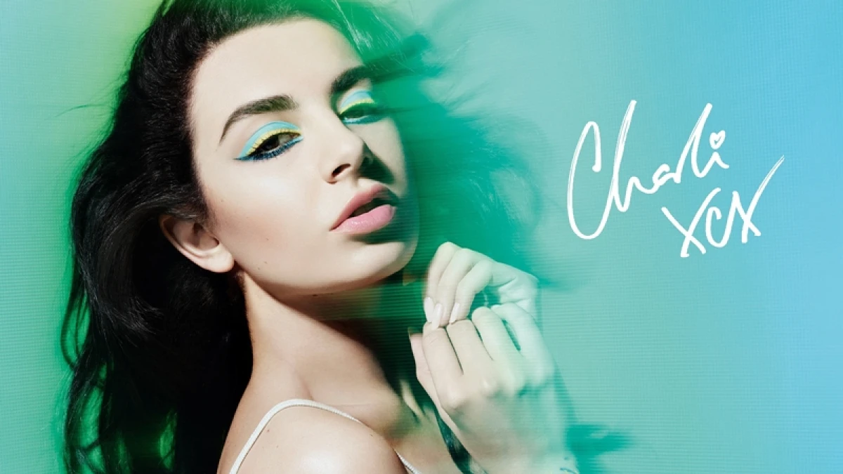 電子小天后Charli XCX的美麗秘密武器!AQUA XL超持久眼線筆