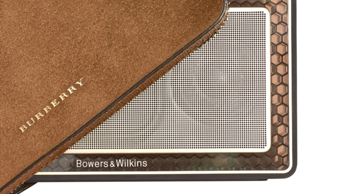 美翻了！Burberry 攜手Bowers & Wilkins推出黃金版無線音響