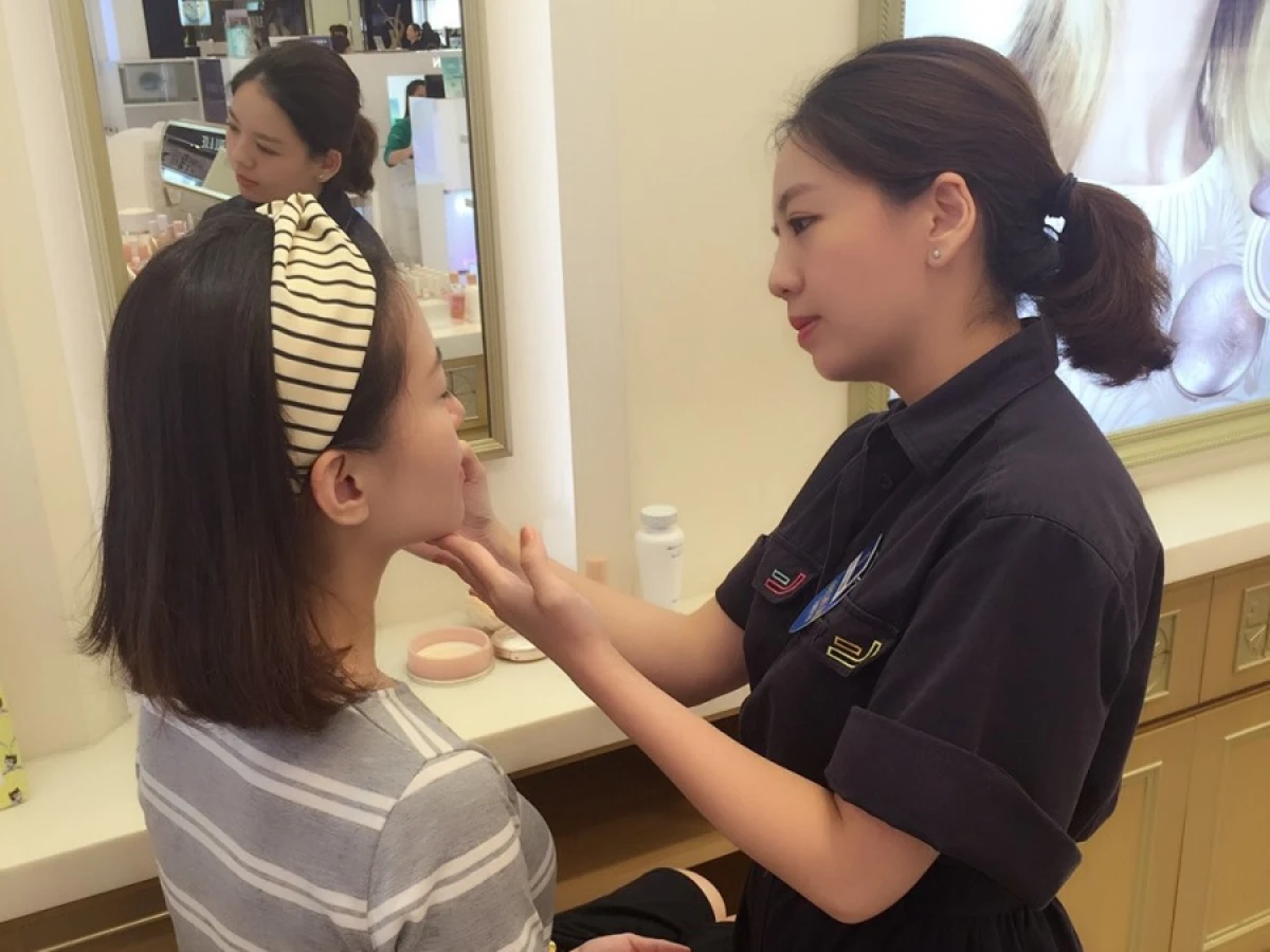 Paul & Joe底妝神手教會我們的事：粉底液前後多加一步，讓妳從黃臉婆變成韓星光澤肌(加映秋冬莓果色煙燻妝)