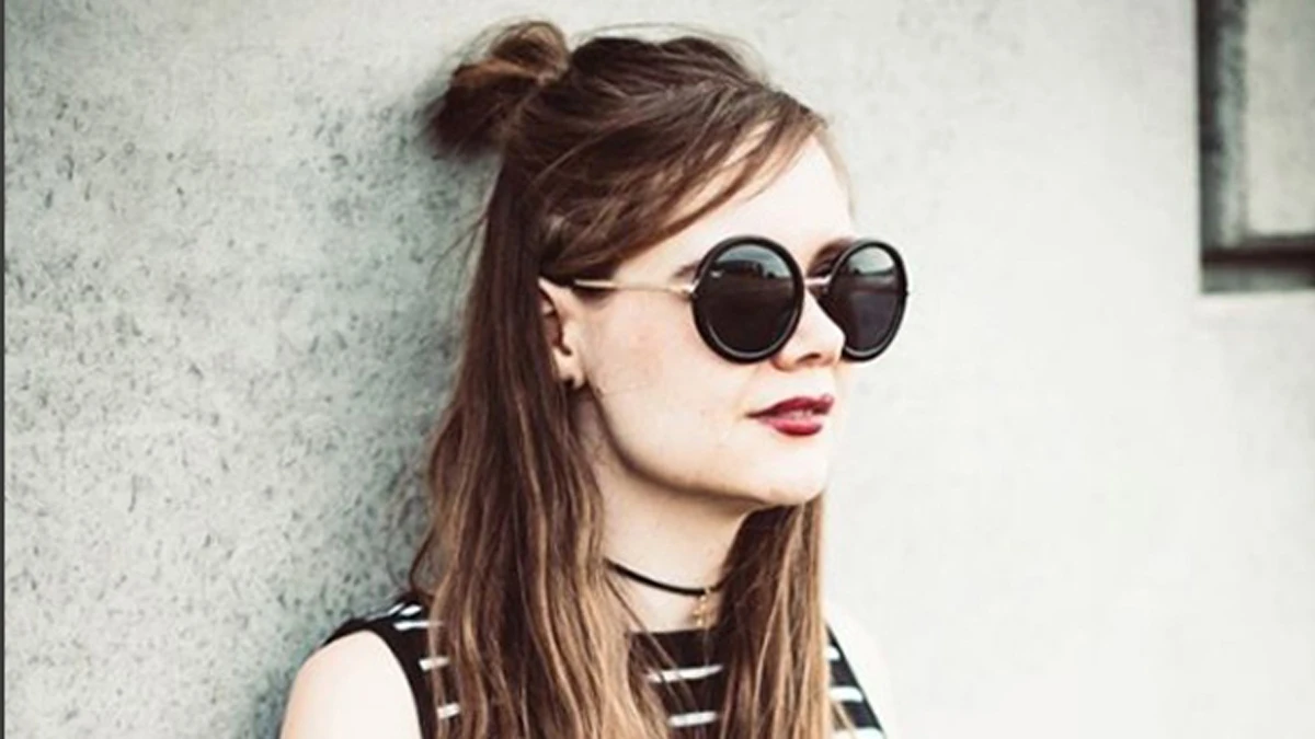 【333髮型教室第一彈】 潮人都愛!帶著秋意小浪漫 丸子半丸子隨性3步驟搞定!