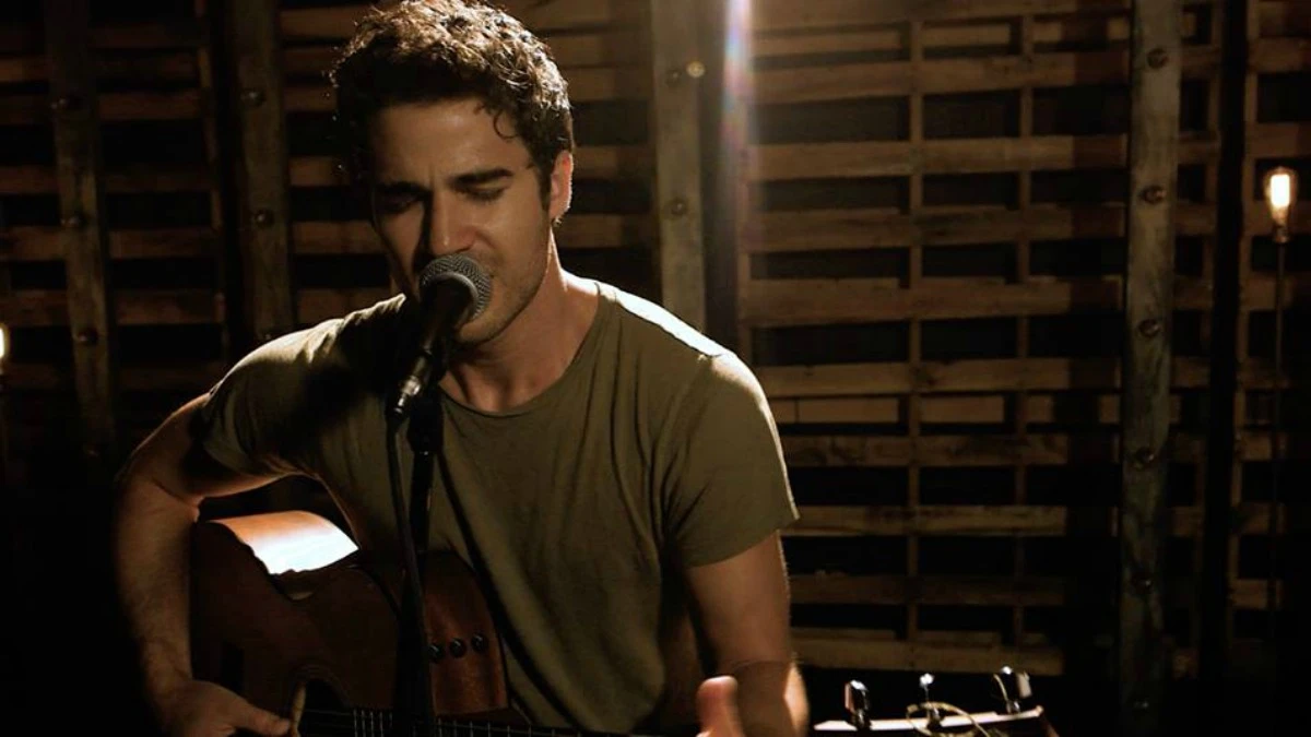 完全被他的歌聲融化!「歡樂合唱團」男星深情翻唱《悲慘世界》主題曲〈I Dreamed a Dream〉