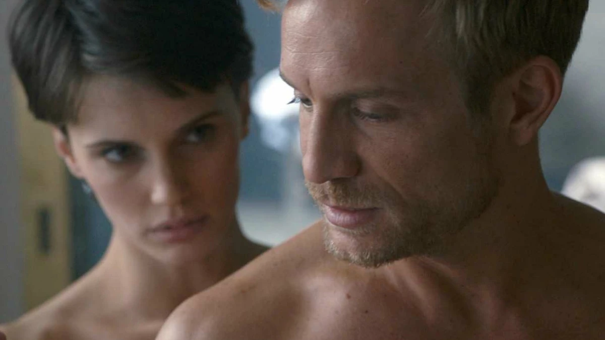 出乎意料的翻轉結局！挑戰全裸情慾，驚悚新片《雙面愛人》揭開背後最赤裸的秘密