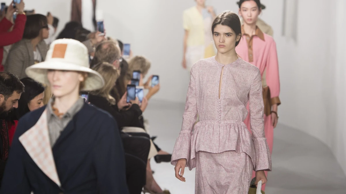 【巴黎時裝週】LOEWE 2018春夏大秀飄藝術味,很對孫怡的味!