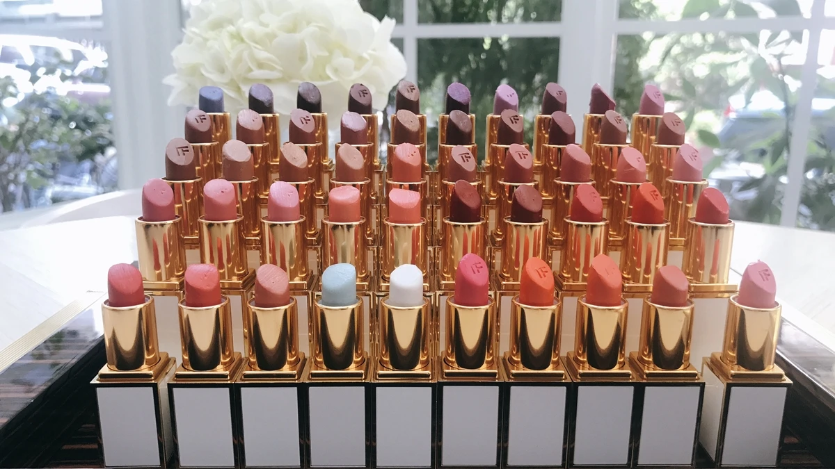這次換成女神的名字，安海瑟薇、史嘉莉喬韓森都在裡面！TOM FORD迷你白管系列GIRLS唇膏50色10月台灣登場