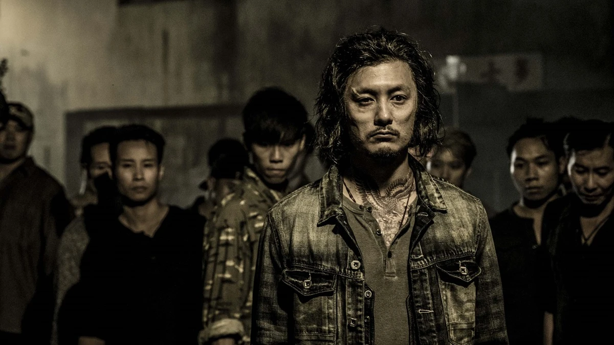 拿磚塊狂敲頭一點也不手軟！《狂獸》余文樂一改型男模樣，跟張晉逞兇鬥狠飆戲超過癮