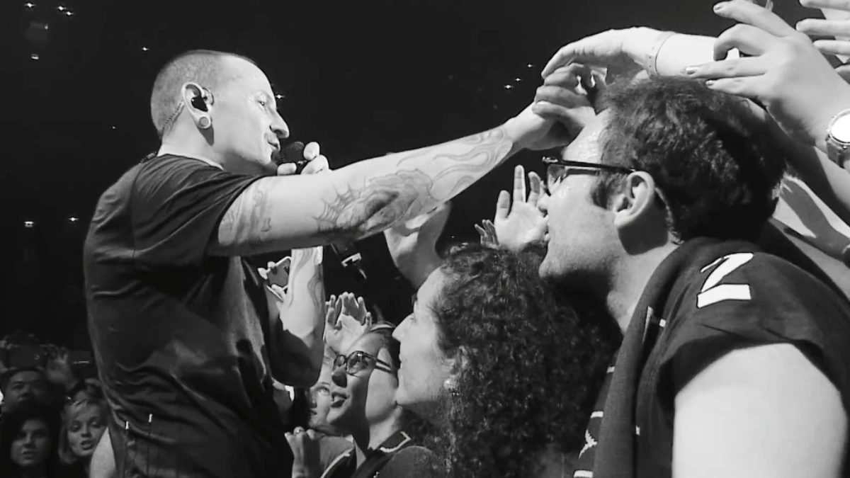 聯合公園 Linkin Park 全新現場紀念專輯《One More Light Live》,主唱查斯特:「那些殺不死我們的,才會讓我們更加堅強。」