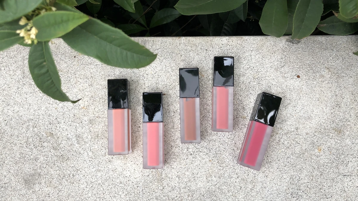 外型方方正正好可愛、CR01在韓國更熱賣到缺貨，韓國彩妝A'PIEU方塊霧感唇釉進駐屈臣氏