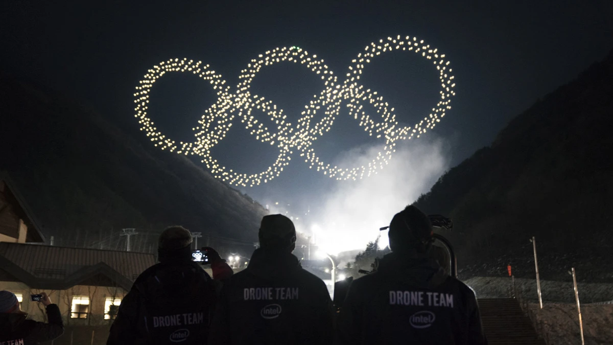 韓國平昌冬奧開幕式，Intel無人機打造夜空美景，「奧運五環」真是美呆了～