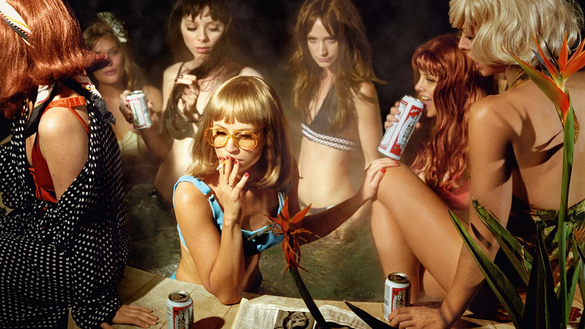 比戲劇更通俗、比電影更細緻！攝影大師 Alex Prager 特展《Silver Lake Drive》