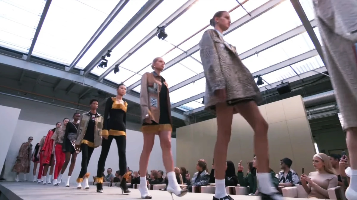 宣布不再使用真正皮草、推出24小時限時開賣!Riccardo Tisci執掌的第一場BURBERRY大秀 話題滿點