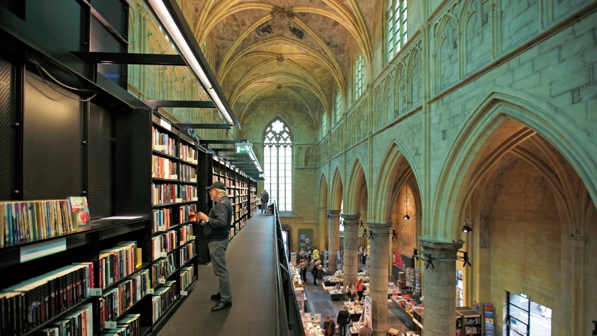 到荷蘭必訪！英國《衛報》評為世界最美書店，百年教堂變身「天堂書店」讓人彷彿置身電影場景啊！