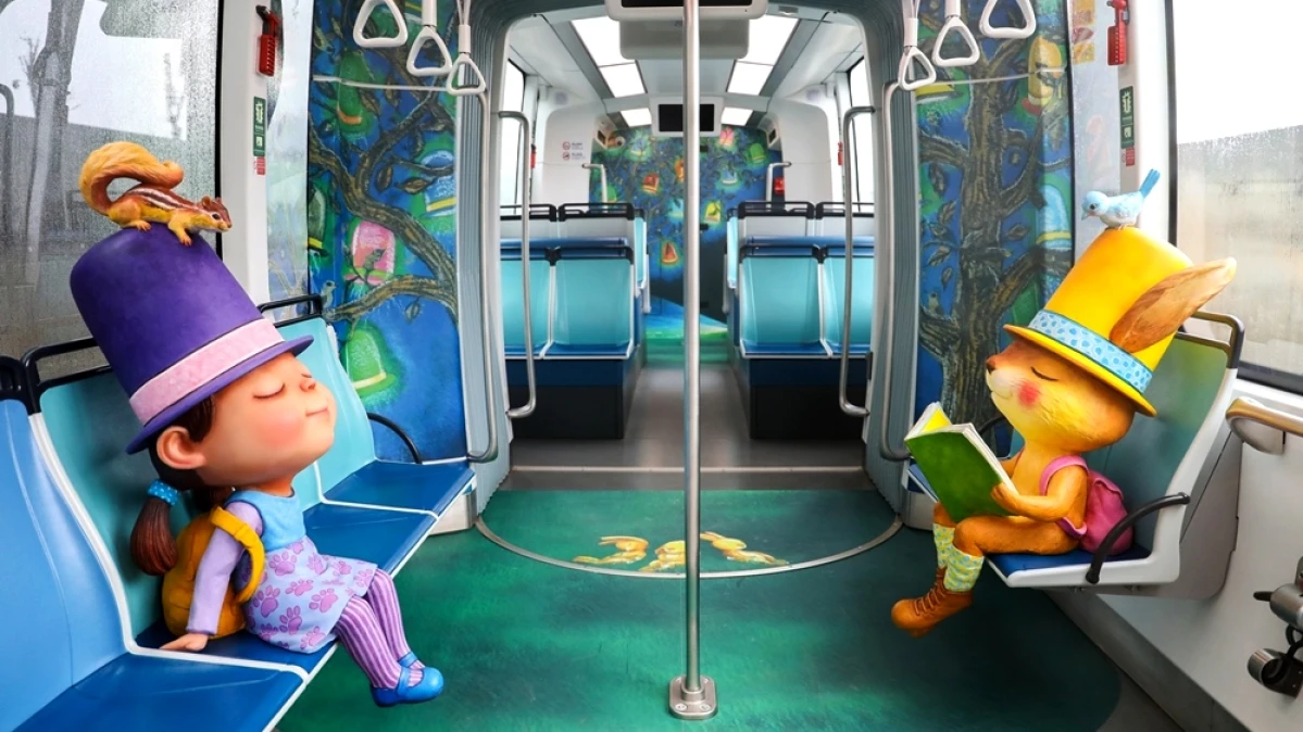 全球第一輛「幾米列車」可愛上路!淡海輕軌推3款主題列車,等身大娃娃陪搭車,宛如走進繪本中