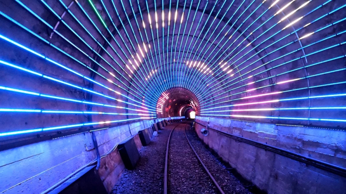深澳鐵道自行車變身「光隧道」！金元寶、魚躍龍門好討喜，成最美過年走春景點，快跟另一半來沾好運