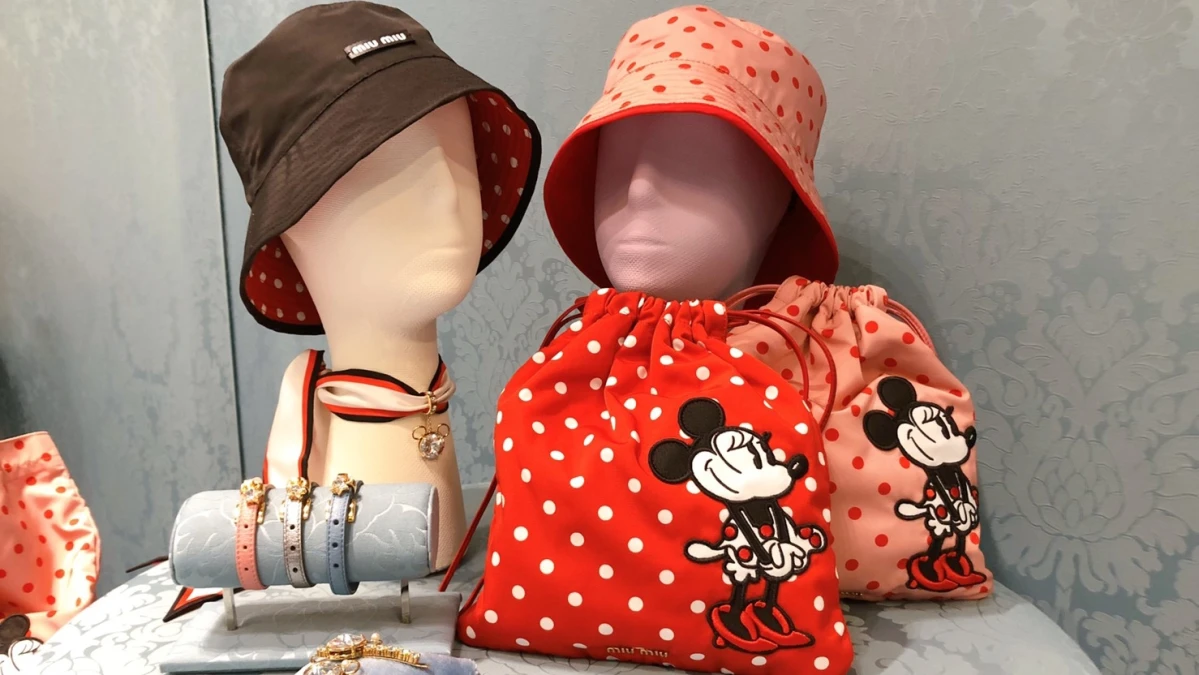 【編輯開箱】miu miu農曆新年限定,「米妮」獨家坐鎮,雙面漁夫帽、可拆卸式水鑽絲巾,全都讓人超生火