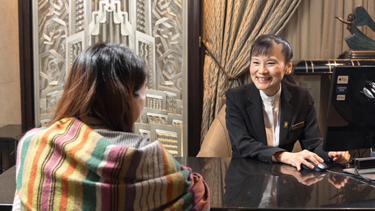 站飯店櫃檯38年,她靠自學會講7國語言:「人怎麼生活,就怎麼說話。」