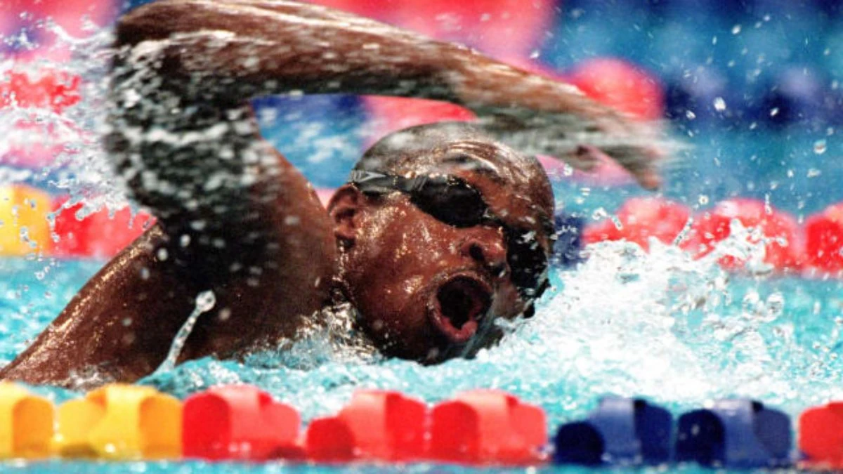 奧運游泳史上最慢紀錄保持人！他輸了獎牌卻贏得全世界掌聲的勵志故事，差點溺水卻秉持運動家精神堅持游完全程