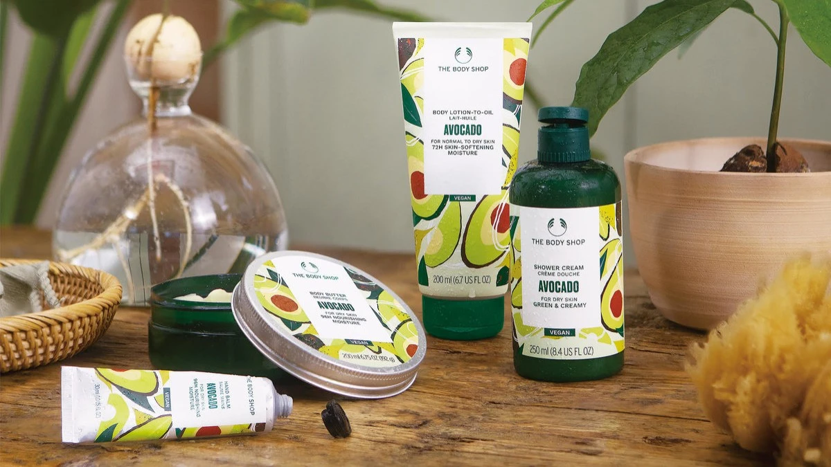 在家自己進行綠色保養儀式！THE BODY SHOP酪梨潤澤保養，直達96 小時注入超高營養保濕力！週慶加碼再推小綠瓶一起入手，把全身都變美美！ 