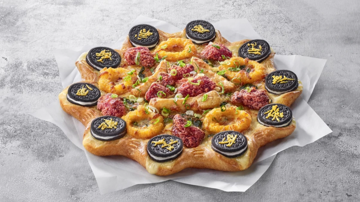 必勝客推出鹽酥雞比薩!不只甜不辣、九層塔,還超狂加上OREO餅乾