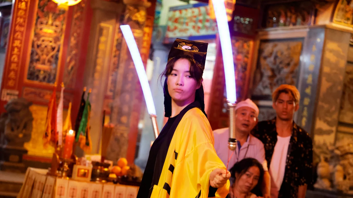 《女外科》蔡淑臻救迷信病患！披道士袍「噴水」 搞笑揮香火跳光劍舞