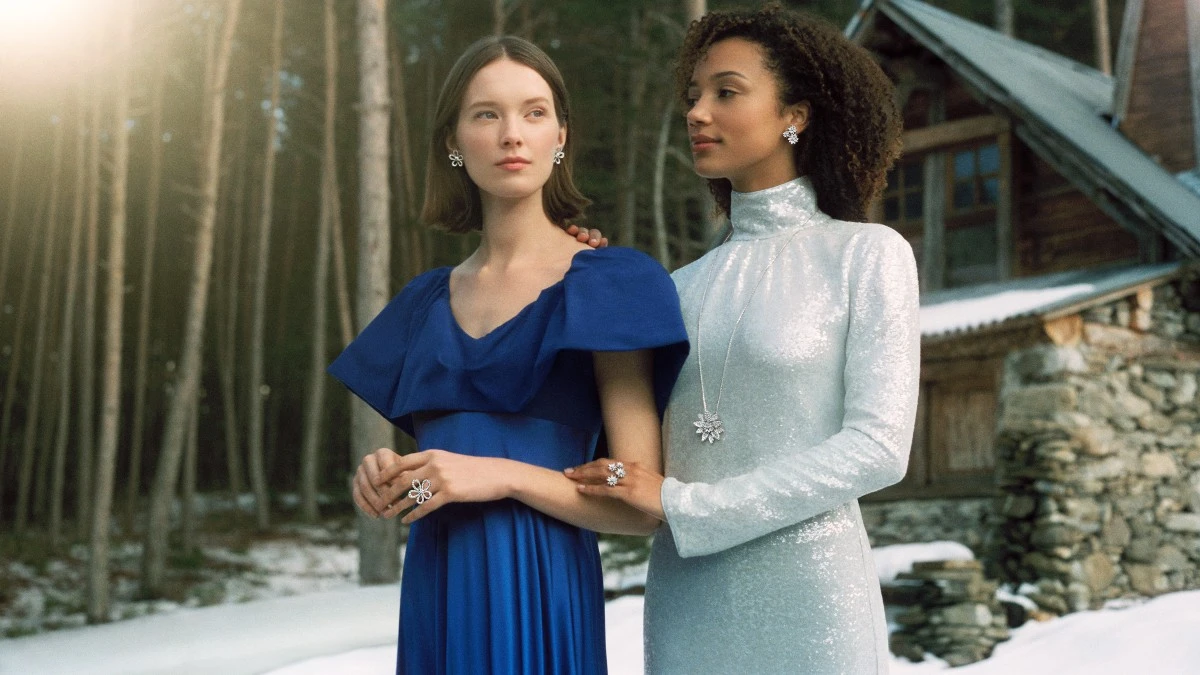 Van Cleef & Arpels 梵克雅寶冬日新品完美呈現皚皚白雪意境，更在微風信義旗艦店打造氛圍主題造景，閃爍銀白燦爛之光的經典美作，讓眾多時尚ICON搶先珍藏！