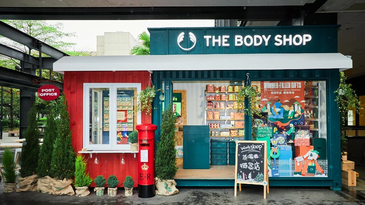 一路從聖誕玩到2023年！THE BODY SHOP英倫概念店週週有活動～英國郵筒、郵票郵戳、手作花藝等超多活動及來店禮，讓妳年末過節超開心！ 