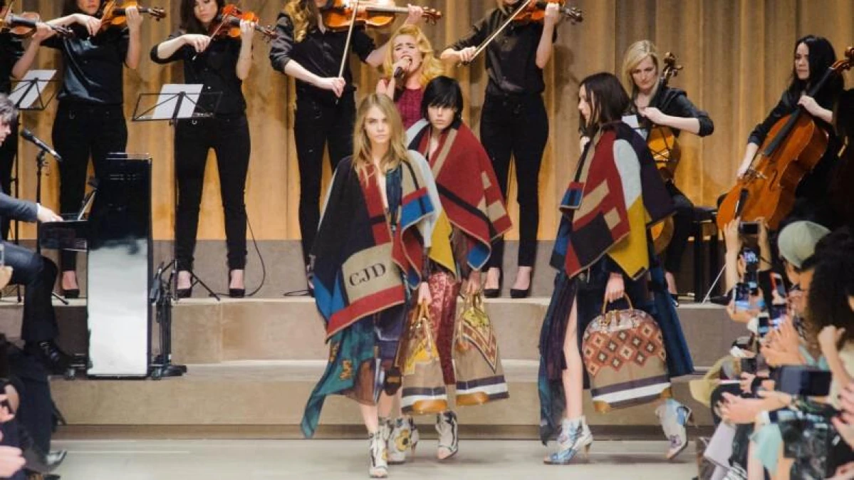 【2014倫敦時裝週】秋冬季節繽紛綻放Burberry Bloomsbury女孩溫暖登場