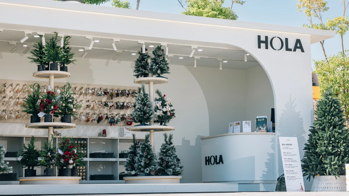 心動不已的聖誕專屬儀式感朝聖地!HOLA「聖誕小樹製造所」推出客製專屬聖誕樹服務,掛飾配件自由配還提供線上訂製服務,輕鬆打造歲末佳節氛圍!
