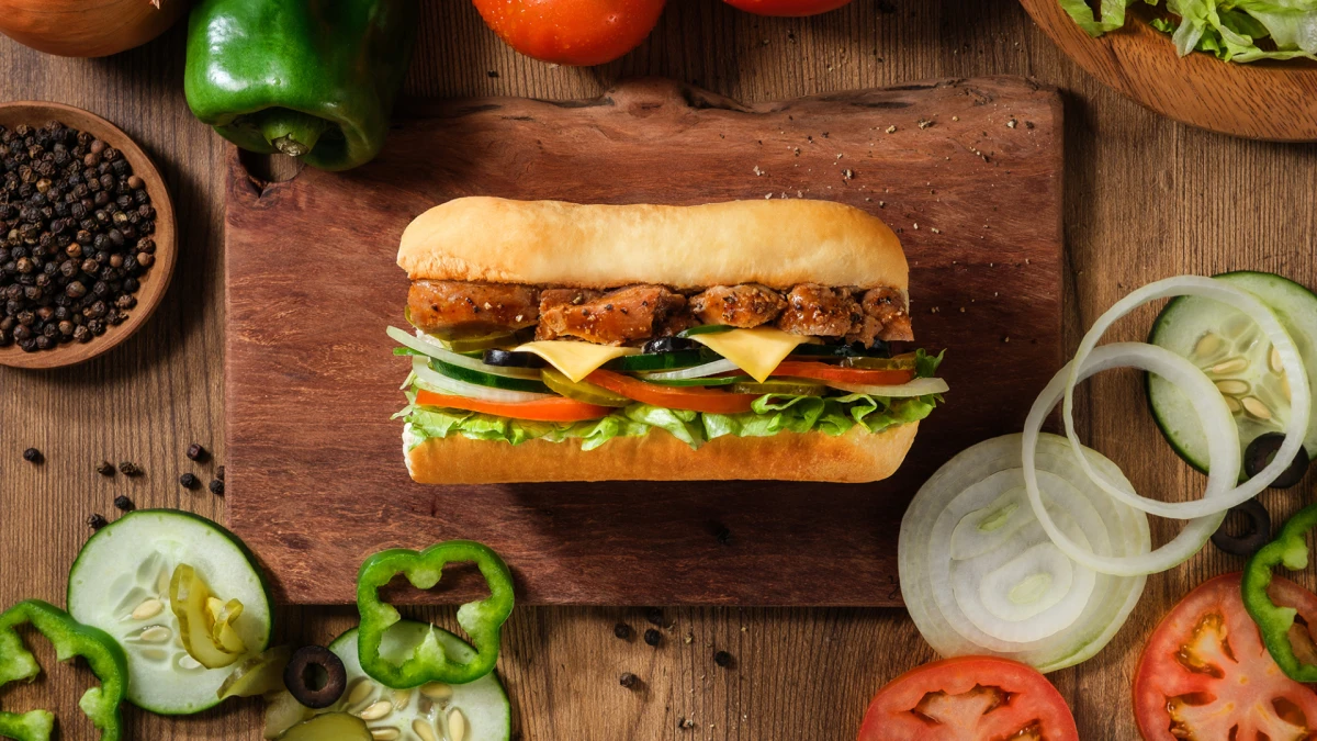 吃了會想家!SUBWAY「黑胡椒嫩豬潛艇堡」暖心登場,搭配火焰烤餅更美味