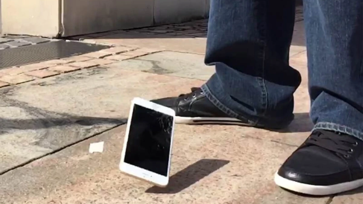 他是第一個! Iphone 6才出店門口就往地上摔的幸運