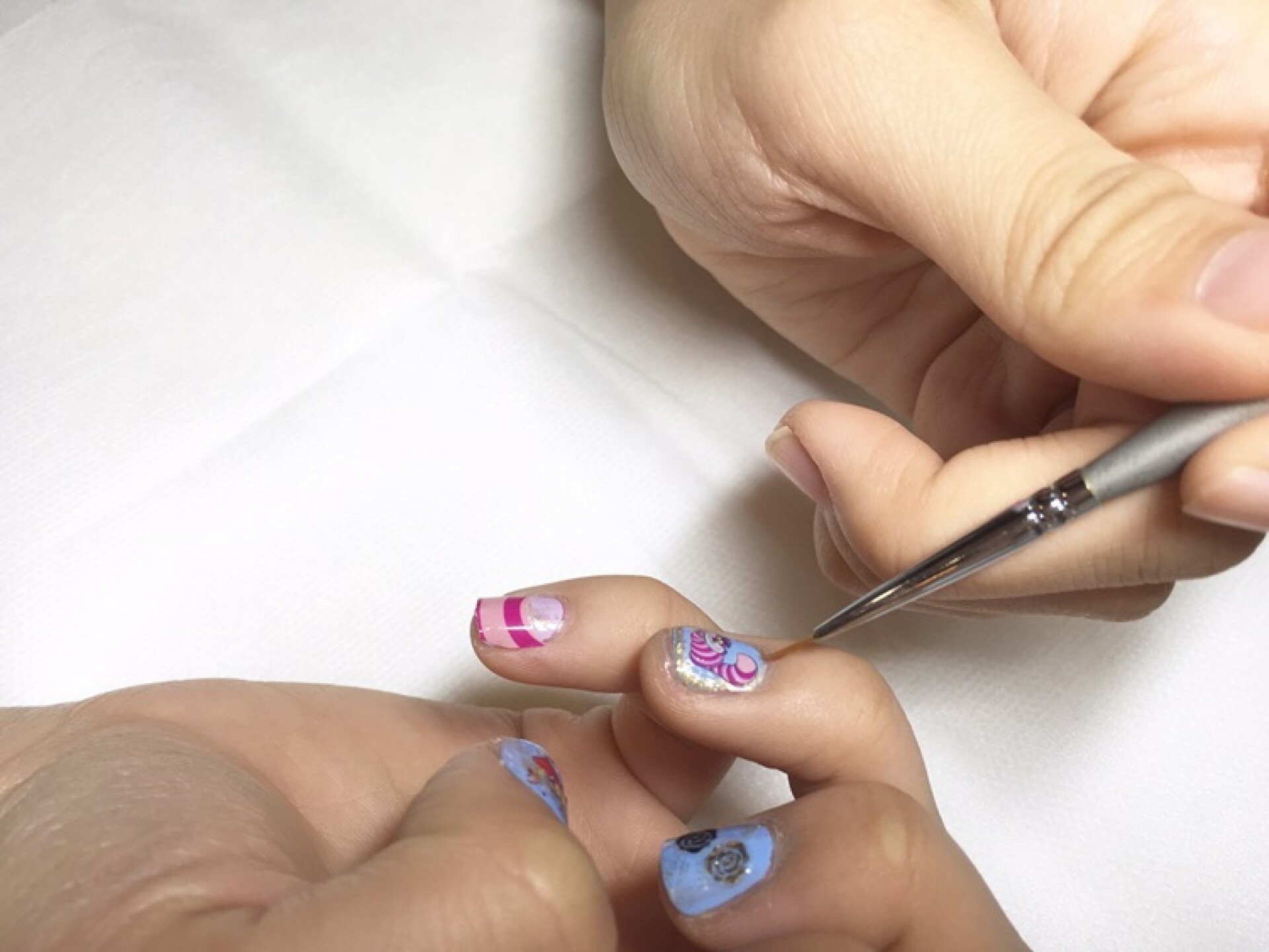 一起闖進愛麗絲的仙境 夢幻指甲彩繪自己動手做 Marie Claire 美麗佳人