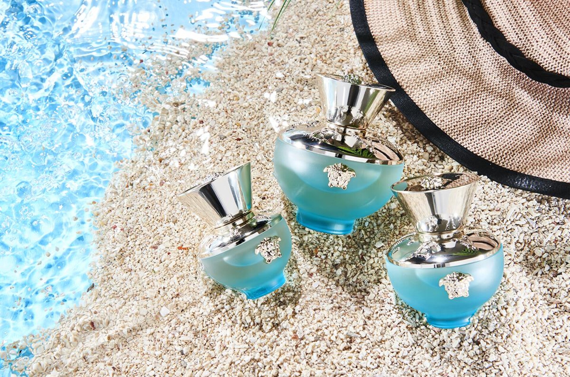 這款香水根本自帶女神香氣 Versace凡賽斯狄倫淡藍女性淡香水彷彿任意門 一噴瞬間到海邊 全身都享受著舒服清新氣息 Marie Claire 美麗佳人