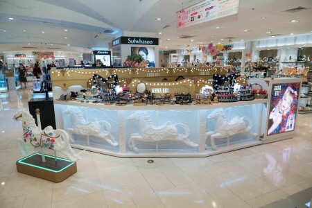 帶著全系列彩妝重返台灣 Anna Sui打造探險遊樂園在忠孝sogo開幕了 Marie Claire 美麗佳人