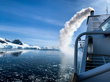 南極旅遊 企鵝 冰山 探險船 探索世界盡頭 停留在大自然最風光的冰藍景色 Marie Claire 美麗佳人