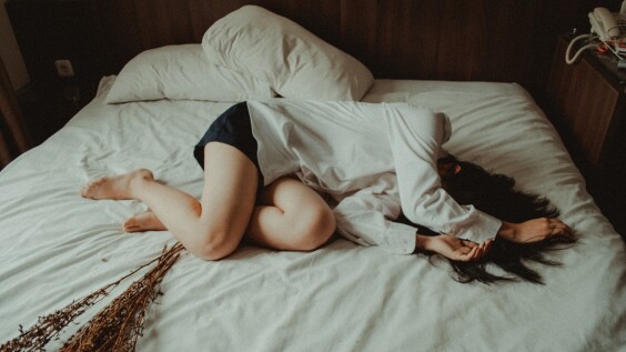 「生完小孩經痛會自然好」這是真的嗎?醫師解惑生理期經痛原因,做好5招讓妳月來月順!