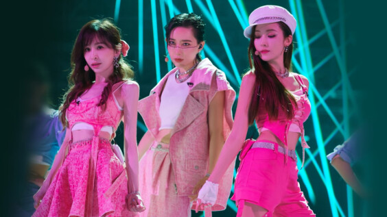 王心凌、Jessica鄭秀妍合作舞台〈夢不落雨林〉公開!粉紅裝扮大秀甜美