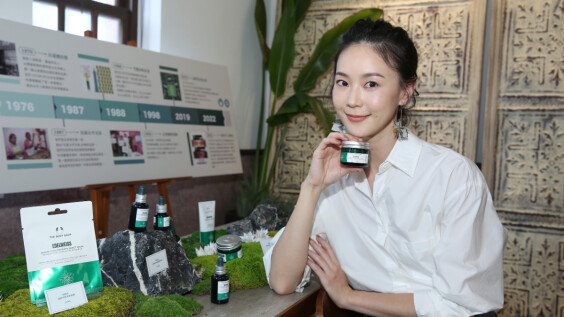 B型企業The Body Shop攜手 演藝圈知性御姊 鍾瑶 ,展現雪絨花「遇強 更韌」美力,分享「雪絨花活顏素」養出健康光澤肌攻略