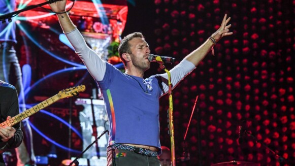 雨中熱情飆唱!COLDPLAY酷玩樂團替貝斯手慶生,甜唱中文「生日快樂歌」