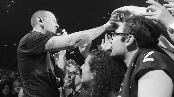 聯合公園 Linkin Park 全新現場紀念專輯《One More Light Live》,主唱查斯特:「那些殺不死我們的,才會讓我們更加堅強。」