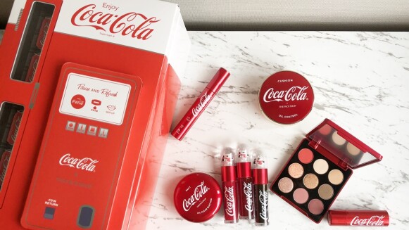 今年最期待的跨界聯名THE FACE SHOP X 可口可樂Coca-Cola,唇彩點綴著藏有北極熊的水晶球,擦起來竟然還有可樂味