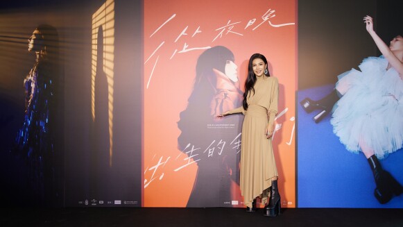 艾怡良三喜臨門,同步新專輯推出畫展,明年舉辦個人首次大型演唱會~學姐蘇慧倫為她調酒舒壓