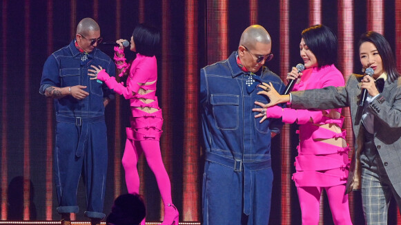 小S和具俊曄金曲驚喜合體!大膽抓胸肌,姐夫中文自嘲:「大家好,我是光頭,這是我的小姨子。」