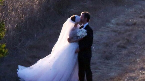 安海瑟薇Anne Hathaway披上白紗與Adam Shulman浪漫結婚!