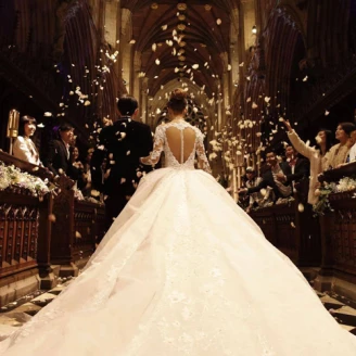 沒想到大家都猜錯啦！原來昆凌和周董的世紀婚紗是這個牌子…！