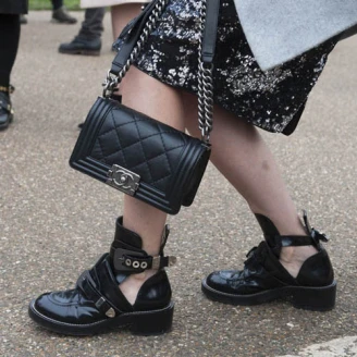 【時尚小教室】新鞋變成血滴子啦！5步驟讓腳後跟不再磨到崩潰的方法是…？