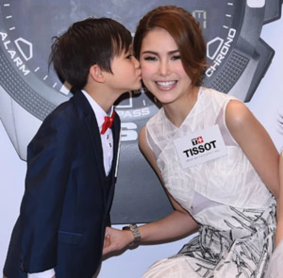 昆凌甜蜜代言天梭表 新手人妻見小朋友笑開懷