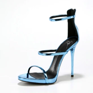 天后穿天后鞋 泰勒斯一伸腿果真氣壓紅地毯