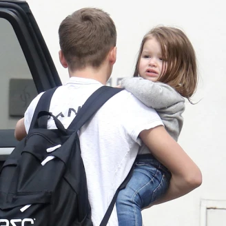 疼妹妹的哥哥超帥！貝克漢長子背潮包帥抱小哈潑